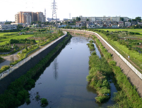 高名橋上流両岸風景の写真です