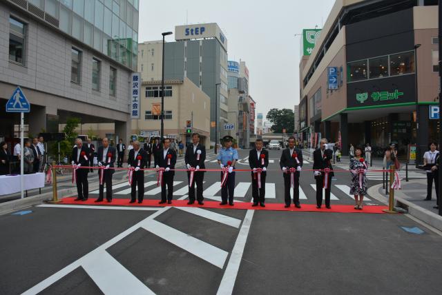 藤沢駅北口通り線開通式のテープカットの様子。