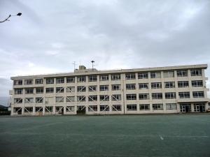 中里小学校外観